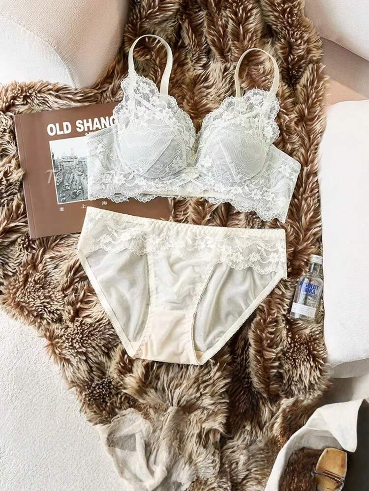 小胸を大きく見せるセクシー下着。パッド入りブラジャーで脇肉ケア＆垂れ防止。フランス風の清楚かわいいレースのブラジャー＆ショーツセット。 - シャンパン - 見る 5