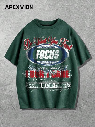 街头风“我不在乎”标语复古徽章短袖T恤，做旧橄榄绿底色，饰以红蓝图案