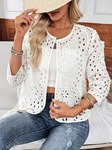 Jaqueta casual leve e versátil, com bordado vazado em cor sólida, ideal para uso diário, férias e primavera. Cor branca. - Branco - Ver 9