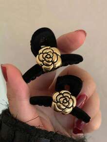 2个装女士金色花朵黑色亮面质感中号5厘米/1.97英寸交叉发夹，简约可爱时尚，极简街头风，复古宫廷风，高品质设计，适合日常佩戴、化妆、沐浴、通勤、度假、上学、派对、节日等场合，也是一份贴心的礼物。