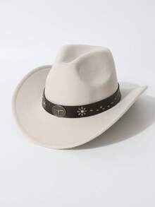 棕色毡帽，配黑色皮带、金属花朵铆钉和圆形徽章，朋克风格，适合节日、街头和日常穿着。