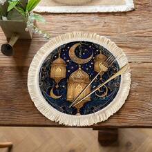 Bộ 1/4/6 chiếc đèn lồng chạm khắc vàng theo chủ đề lễ hội Trung Đông, bầu trời sao đen thẳm với những vì sao lấp lánh, trăng lưỡi liềm khoét rỗng màu vàng, viền họa tiết dập nổi. Tấm lót bàn/đế lót ly bằng vải lanh in hình tua rua, in hoa văn. - Nhiều màu - Xem 3