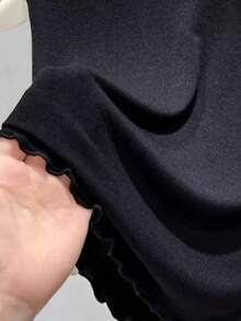 Áo vest không tay cổ đứng mới cho nữ mùa xuân sớm 2026, áo lót hai dây màu đen ôm dáng có viền bèo nhún, kiểu dáng thường ngày. - màu đen - Xem 5