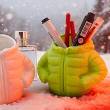 1个创意羽绒服笔筒 - 适用于文具、化妆刷，可作家居办公收纳装饰，是学生和上班族的独特礼物，也是开学季的理想之选。 - 彩色 - 查看 1