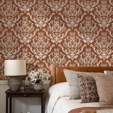 1卷欧式复古红色乙烯基自粘壁纸，时尚优雅风格，PET无缝可剥离接触纸，防水防潮墙面保护膜，易于粘贴和移除，经久耐用，适用于厨房、餐厅、卧室、客厅、电视墙、橱柜和家具翻新、出租房装饰，直纹对花，尺寸为17.32x118.11/196.85/393.7英寸 - 彩色 - 查看 4
