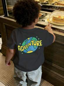 1 chiếc áo thun ngắn tay cổ tròn cơ bản dành cho bé trai sơ sinh/trẻ nhỏ, in hình chữ hoạt hình ngộ nghĩnh, kiểu dáng giản dị và thời trang. - Màu xám đen - Xem 1