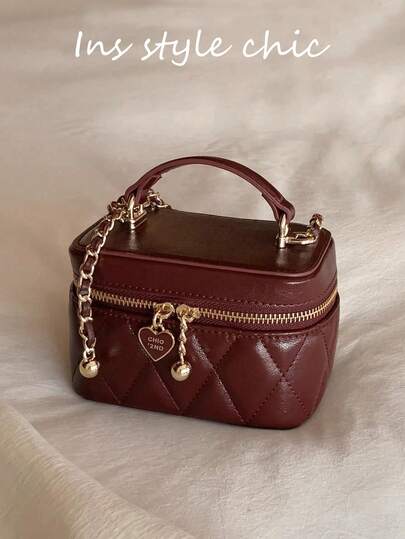 This Stylish And Sophisticated Minimalist Tote Bag Is Made Of PU Fabric With Quilted Details And A Metal Chain. It Can Be Carried On The Shoulder Or By Hand. The Interior Space Can Hold Lipstick, Keys, Cosmetics, And Other Daily Essentials, Making It Ideal For Women's Commutes, Shopping, Dates, And Other Everyday Occasions.