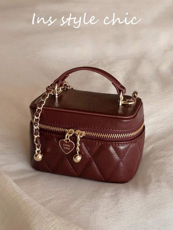 This Stylish And Sophisticated Minimalist Tote Bag Is Made Of PU Fabric With Quilted Details And A Metal Chain. It Can Be Carried On The Shoulder Or By Hand. The Interior Space Can Hold Lipstick, Keys, Cosmetics, And Other Daily Essentials, Making It Ideal For Women's Commutes, Shopping, Dates, And Other Everyday Occasions.
