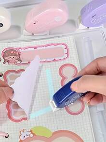 Băng dính hai mặt, không chứa axit, bền lâu, dạng cuộn kèm dụng cụ cắt băng dính, thích hợp cho thủ công và làm sổ lưu niệm, cũng có thể sử dụng cho trường học, văn phòng và nhiều dịp khác, vật dụng thiết yếu cho mùa tựu trường, màu ngẫu nhiên. - Nhiều màu - Xem 7