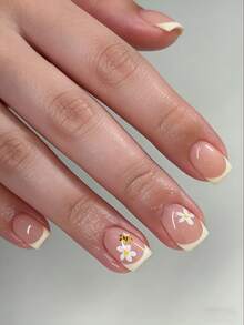 24片装美甲贴纸套装！这款短方形美甲贴纸包含可爱的蜜蜂、花朵、天鹅和黄色法式美甲图案，可完全覆盖指甲，适合女性和女孩使用。套装包含1张贴纸和1个迷你指甲锉，适合春夏派对、约会和日常佩戴。指甲胶水随机赠送。美甲用品 - 彩色 - 查看 1