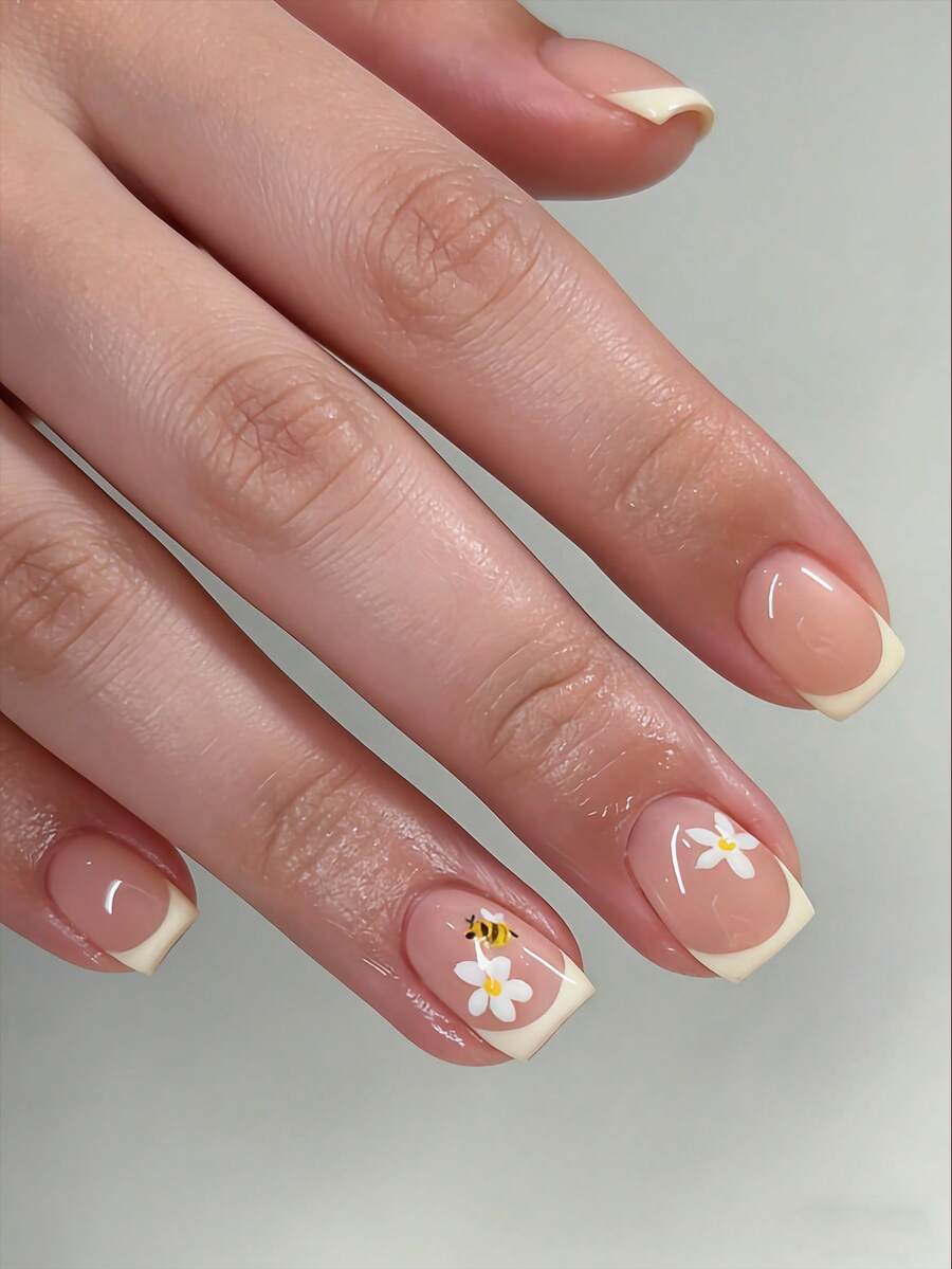 24片装美甲贴纸套装！这款短方形美甲贴纸包含可爱的蜜蜂、花朵、天鹅和黄色法式美甲图案，可完全覆盖指甲，适合女性和女孩使用。套装包含1张贴纸和1个迷你指甲锉，适合春夏派对、约会和日常佩戴。指甲胶水随机赠送。美甲用品 - 彩色 - 查看 1