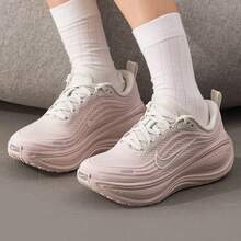 Nike 女士 VOMERO PLUS 超缓震减震厚底跑鞋 - 藕粉色/褐色 - 查看 12