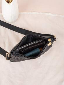 1件装女士时尚黑色绗缝斜挎包，配有可调节金色M字Logo肩带，休闲日常单肩包，轻便拉链手拿包 - 黑色 - 查看 4