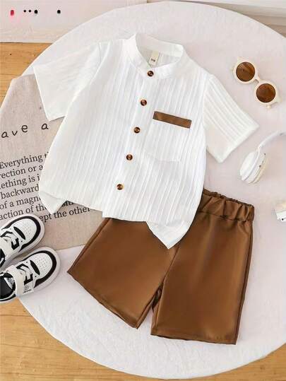 一套男童夏季休闲套装 - 白色纽扣衬衫T恤和焦糖色梭织短裤，轻便舒适，适合夏季度假、户外活动和日常穿着。