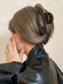 女士椭圆形镂空爪形发夹，不对称发爪，巧克力棕色发饰，经典时尚高端发爪，亚克力材质发夹，适合浓密或蓬松发质，可打造半扎或全扎发型，女士爪形发夹，优雅发饰 - 巧克力棕 - 查看 3