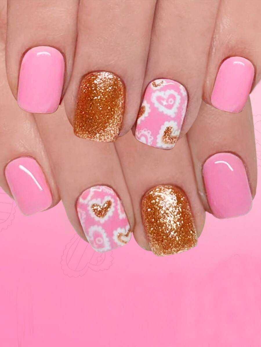 24片Y2K裸粉色方形短款假指甲，红色爱心和白色波点图案，全覆盖式指甲贴片套装，包含1个指甲锉和1张指甲胶贴，适合作为送给女孩和妈妈的美甲礼物，也适合批发美甲用品，可用于节日、派对、约会和日常佩戴。