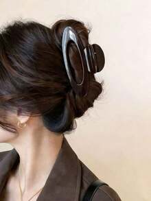 女士椭圆形镂空爪形发夹，不对称发爪，巧克力棕色发饰，经典时尚高端发爪，亚克力材质发夹，适合浓密或蓬松发质，可打造半扎或全扎发型，女士爪形发夹，优雅发饰 - 巧克力棕 - 查看 2