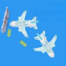 1个带LED灯光和音效的互动电动飞机玩具，音乐玩具，电池供电，塑料材质，适合3岁以上儿童的益智游戏，白色 - 学龄前儿童的理想礼物（款式随机）