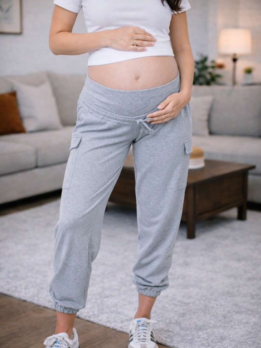 Jogger maternidad premamá embarazo embarazada mujer dama pantalón tipo jogger casual pretina ajustable cordón elástico bolsillos laterales tipo cargo pierna larga con resorte cómodo suave ligero cálido outfit deportivo casual diario hogar descanso ejercicio caminata uso diario moderno versátil holgado crecimiento pancita prenatal posparto primavera verano otoño invierno - Gris Claro - Ver 1