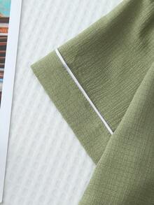 2件組口袋刺繡愛心睡衣套裝，甜美可愛翻領鈕扣上衣搭配蝴蝶結短褲，女款睡衣家居服 - 軍綠色 - 查看 5