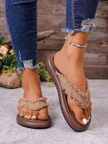 Dép sandal đi biển nữ đế dày màu nâu viền ren, sandal du lịch màu nâu, giày đi biển mùa hè du lịch nữ, dép lê bệt mùa hè – sandal hở ngón, làm từ chất liệu PU mềm và vải, trang trí bằng tua rua. Điểm xuyết viền ren và các chi tiết trang trí, kết hợp với đế cao su, hoàn hảo cho kỳ nghỉ, hoạt động ngoài trời, mặc trong nhà, tiệc cocktail và các dịp ngoài trời hàng ngày. Dép xỏ ngón hở ngón phong cách đi biển đế cao su màu nâu. - màu nâu - Xem 3