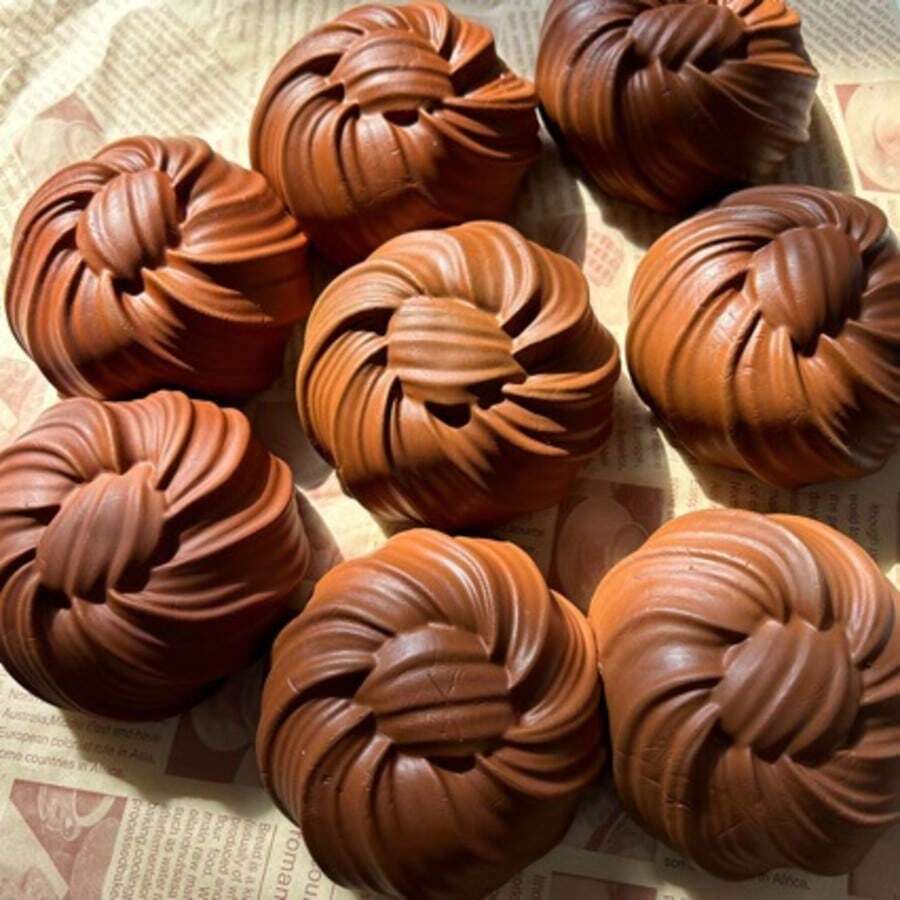 2026 Novo Bolo de Chocolate Brinquedo de Rebote Lento, Brinquedo Criativo Macio e Apertável para Alívio de Estresse - Presente Único para Amigos, Coleção, Feriados, Aniversários - Multicolorido - Visão 1