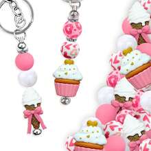 25/28颗粉色冰淇淋、蝴蝶结、爱心硅胶珠套装，搭配彩色爱心和甜甜圈图案圆珠，适合制作首饰、耳环、项链、包包、笔、手机链、化妆刷等DIY饰品，是返校季、节日、生日礼物的理想之选。