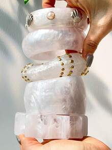 1件宽版不对称几何树脂手镯，饰有贝壳铆钉，可叠戴，时尚迷人，适合日常佩戴。 - 彩色 - 查看 8