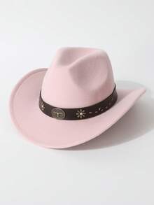 棕色毡帽，配黑色皮带、金属花朵铆钉和圆形徽章，朋克风格，适合节日、街头和日常穿着。