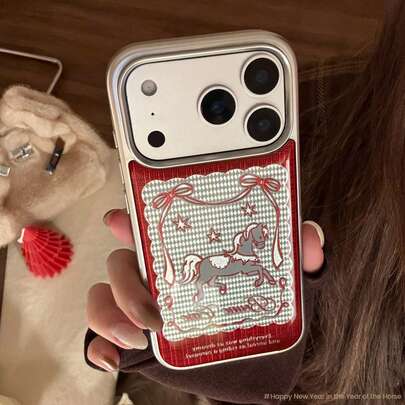 GUCADI 1 st. elektropläterad silver- och guldfärgad hästdesign med kinesiskt nyår, kompatibel med iPhone 17 Pro Max, 13, 16, 15, 14, telefonskal, söt, personlig, kreativ, kinesisk stil, festlig, geometrisk, tecknad, bedårande, nisch, lätt lyx, exklusiv stil