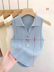 一件女士法式金色纽扣 Polo 领针织无袖短款吊带背心，可单穿或作为内搭。