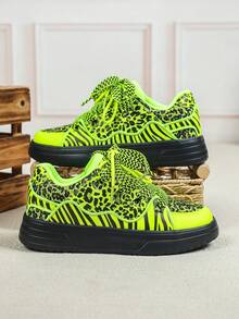 Giày nữ màu xanh neon mới năm 2026, kết hợp các yếu tố họa tiết da báo độc đáo, giày thể thao phong cách đường phố, giày đế cao, món quà hoàn hảo cho năm mới và ngày Valentine, giày đi bộ thường ngày unisex phù hợp cho cuộc sống hàng ngày và kỳ nghỉ. - Nền xanh lục huỳnh quang đen - Xem 7