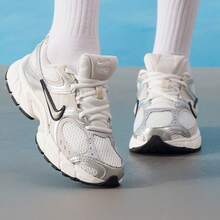 Nike V5 RNR 女士透气轻便经典系带休闲运动鞋 - 白色/銀色/杏色 - 查看 3