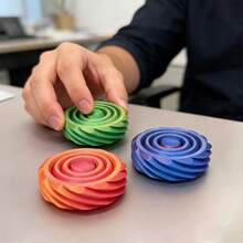 3D打印旋转陀螺减压玩具，3D成人，采用优质PLA材料制成，轮胎纹路设计，抓握力强，适合：朋友聚会、缓解压力 - 彩色 - 查看 2
