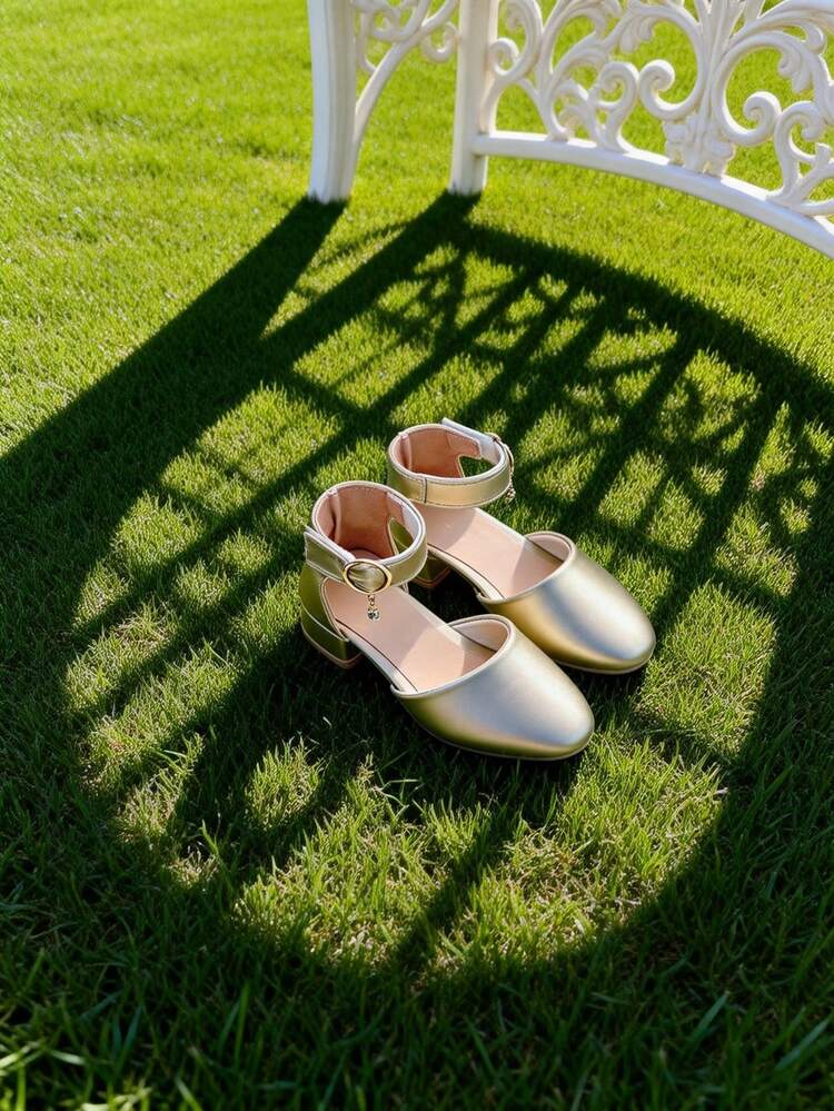 1双女童水钻吊坠装饰PU皮防滑圆头高跟凉鞋，适合幼儿园艺术表演、优雅约会和夏季花园派对。 - 金色 - 查看 3