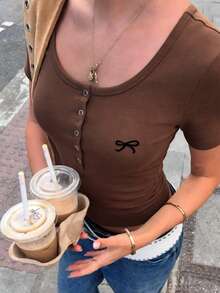 夏季新款简约蝴蝶结印花日常休闲纽扣金属可调节T恤，时尚百搭女式上衣 - 咖啡棕 - 查看 5