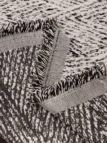 1件雪尼尔沙发毯，几何图案沙发套，宠物防抓沙发保护套，可机洗家居装饰，适用于L型组合沙发、双人沙发和三人沙发，节日装饰（单独出售） - 黑與白 - 查看 6