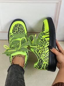 Giày nữ màu xanh neon mới năm 2026, kết hợp các yếu tố họa tiết da báo độc đáo, giày thể thao phong cách đường phố, giày đế cao, món quà hoàn hảo cho năm mới và ngày Valentine, giày đi bộ thường ngày unisex phù hợp cho cuộc sống hàng ngày và kỳ nghỉ. - Nền xanh lục huỳnh quang đen - Xem 4