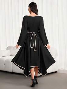 女士新款春夏杏色与黑色撞色V领连衣裙 – 不规则下摆、撞色腰带、A字长袍廓形、插肩袖设计、显瘦剪裁，休闲度假风与高端优雅风格