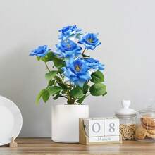 Künstliche Rose im rosablauen Topf