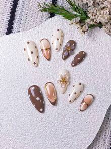 10片手工杏仁形白色和棕色法式波点雕刻美甲贴纸，采用手绘白色和棕色法式尖角波点图案，并饰以手工雕刻的透明3D立体图案和金色小珠子点缀。 - 彩色 - 查看 5