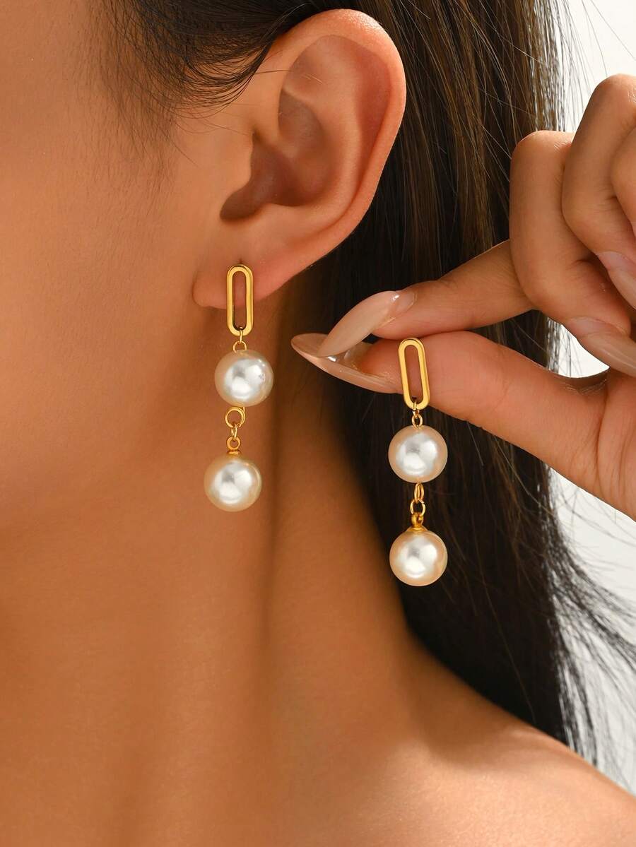 一对优雅低调的奢华女士耳环，采用金色框架，垂直镶嵌钻石，并饰有透明切割水晶球吊坠，适合宴会、派对、日常佩戴和通勤。 - 珍珠吊墜 - 查看 1