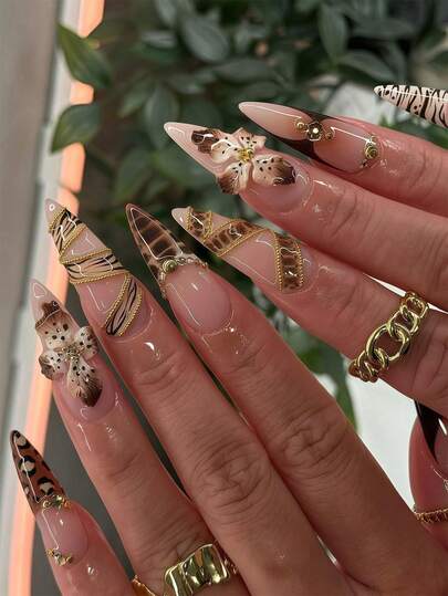 24片西部杏仁形透明裸粉色按压式美甲贴片，饰有狂野图案，包括3D豹纹、花卉浮雕和金色链条装饰，非常适合日常佩戴和聚会场合。