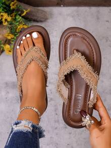 Dép sandal đi biển nữ đế dày màu nâu viền ren, sandal du lịch màu nâu, giày đi biển mùa hè du lịch nữ, dép lê bệt mùa hè – sandal hở ngón, làm từ chất liệu PU mềm và vải, trang trí bằng tua rua. Điểm xuyết viền ren và các chi tiết trang trí, kết hợp với đế cao su, hoàn hảo cho kỳ nghỉ, hoạt động ngoài trời, mặc trong nhà, tiệc cocktail và các dịp ngoài trời hàng ngày. Dép xỏ ngón hở ngón phong cách đi biển đế cao su màu nâu. - màu nâu - Xem 2