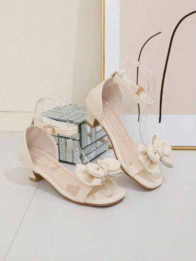 女童夏季高跟凉鞋，百搭米色，搭扣设计，双层水钻蝴蝶结装饰，方头，适合学校演出、公主派对等场合