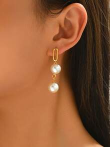 一对优雅低调的奢华女士耳环，采用金色框架，垂直镶嵌钻石，并饰有透明切割水晶球吊坠，适合宴会、派对、日常佩戴和通勤。 - 珍珠吊墜 - 查看 3