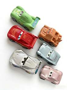 汽车总动员圣诞玩具套装 - 4/6/12 件装，包含 12 个带有特殊圣诞设计的角色人偶。适合作为圣诞派对礼物、蛋糕装饰，以及增添节日气氛。 - 彩色 - 查看 14