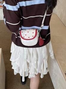 这款全新心形斜挎包休闲、简约又时尚。它采用翻盖设计，配有不可调节肩带，非常适合青少年、日常出行和旅行。小巧便携，轻松收纳日常必需品。这款百搭单品深受时尚人士喜爱，适合各种风格和场合，风格百搭。它也是馈赠亲友的绝佳礼物，尤其是在斋月期间。 - 愛心斜背包 - 查看 11