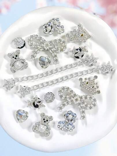 16件套可拆卸DIY鞋饰套装，包含水钻小熊、蝴蝶结、圣诞雪花、花园装饰链，完美的节日礼物