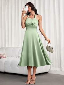 女士春夏时尚优雅纯色缎面连衣裙 – 方领、细肩带、不对称胸线设计、收腰、A字裙摆，是新年庆祝活动、浪漫约会和派对的理想之选